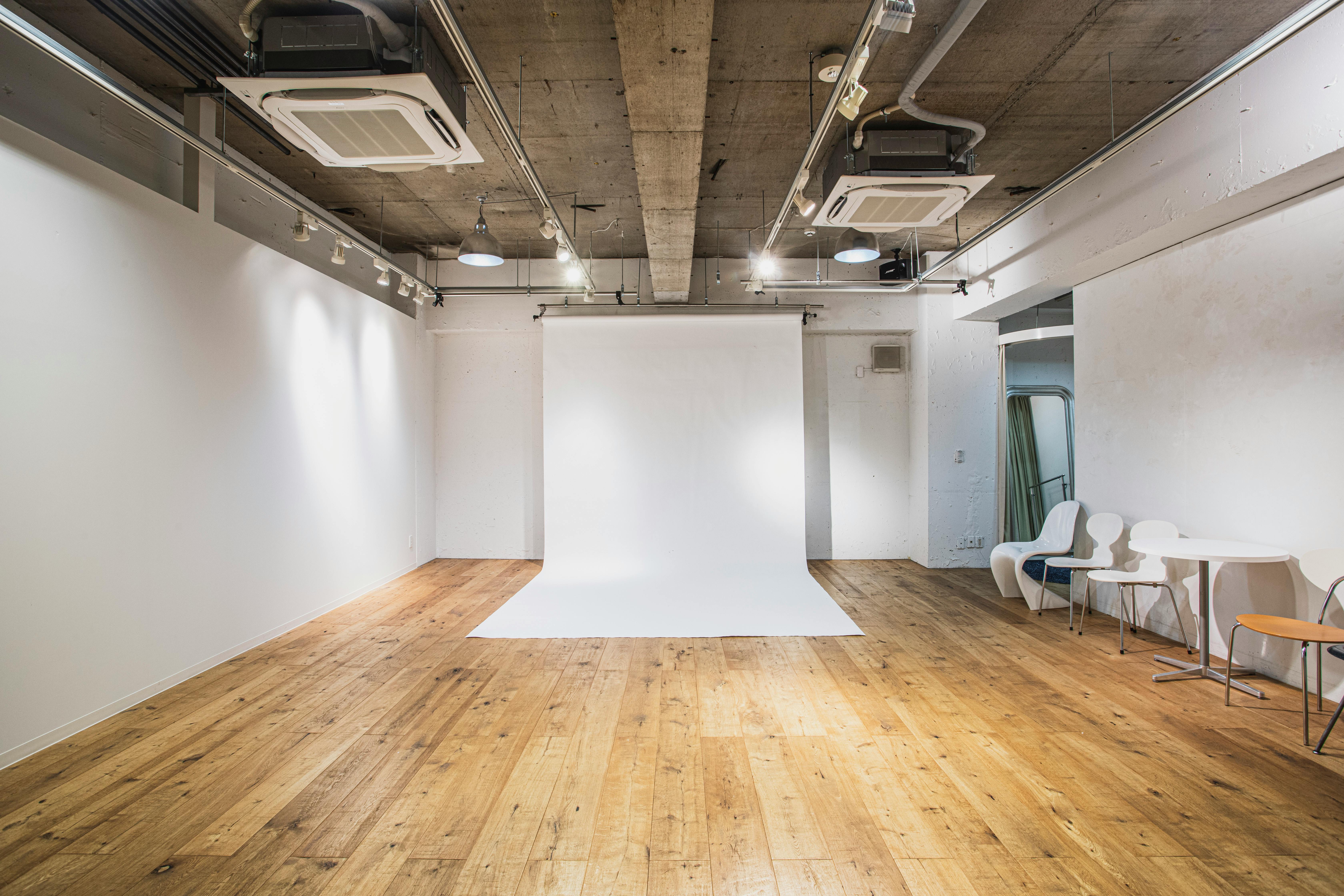 【渋谷駅5分】白壁×フローリングで展示会やポップアップストアに最適なレンタルスタジオ
