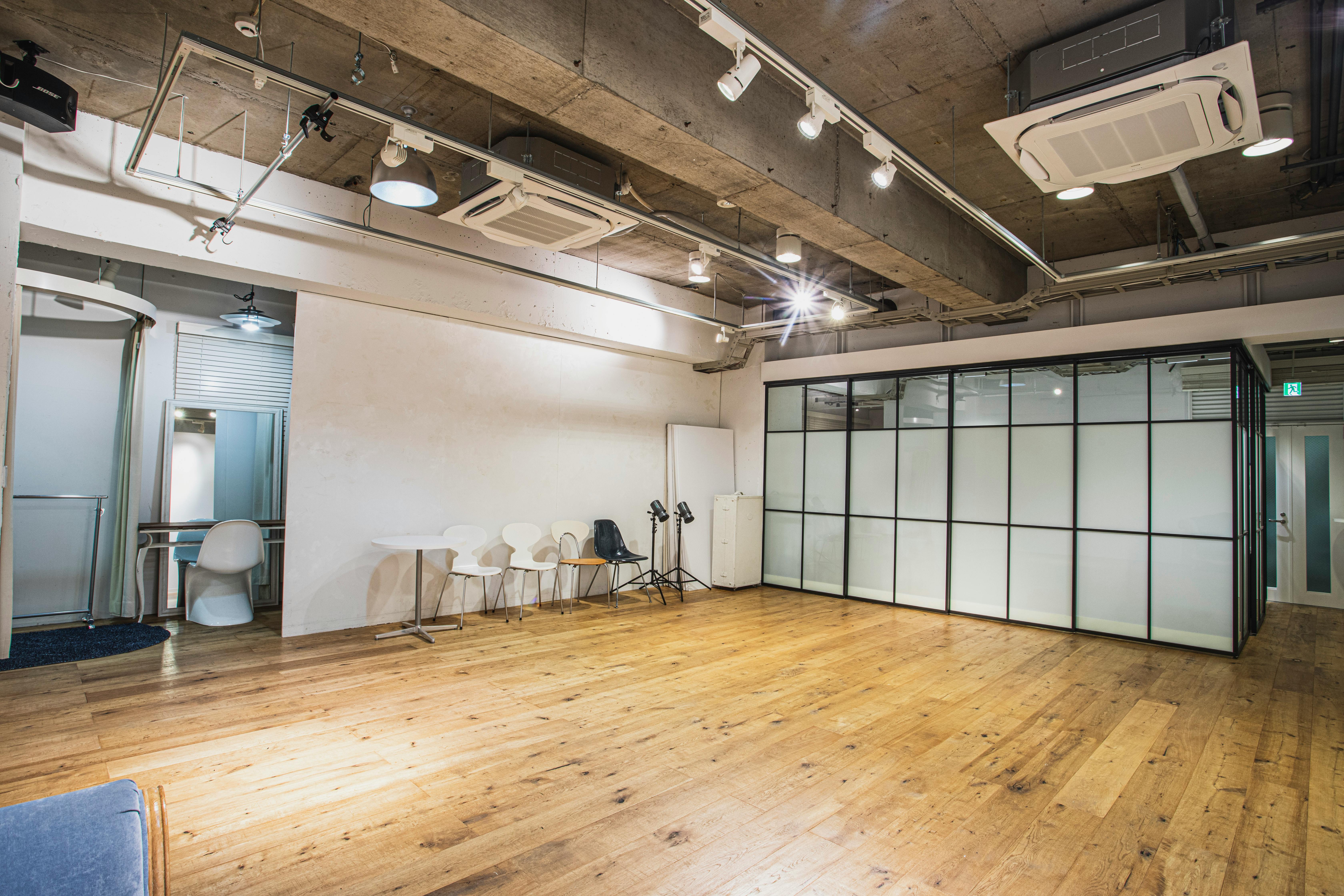 【渋谷駅5分】白壁×フローリングで展示会やポップアップストアに最適なレンタルスタジオ