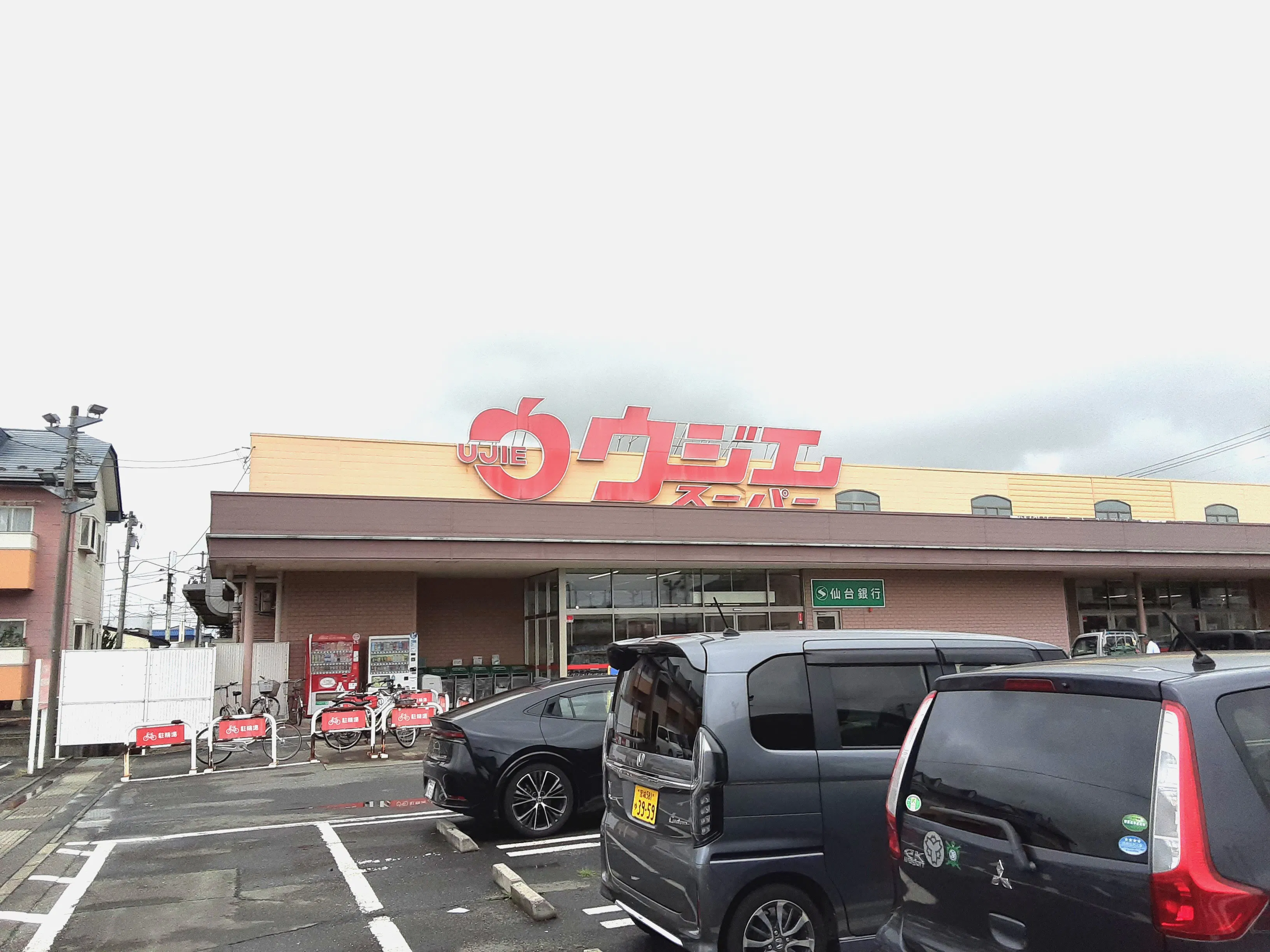 【ウジエスーパー古川バイパス店】販促プロモーションや食物販に最適な軒下スペース