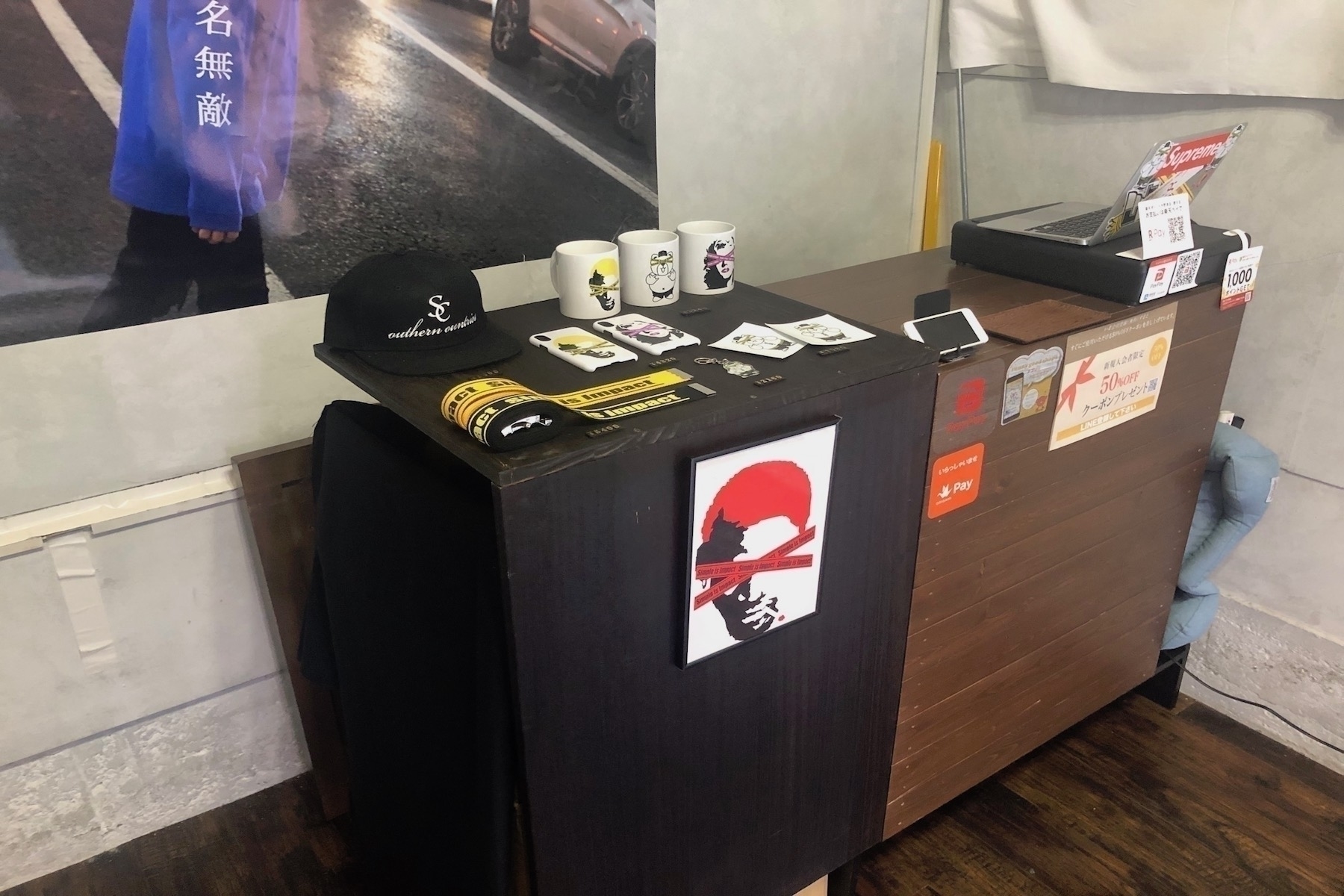 レジカウンターの横には小物スペースとして利用できます