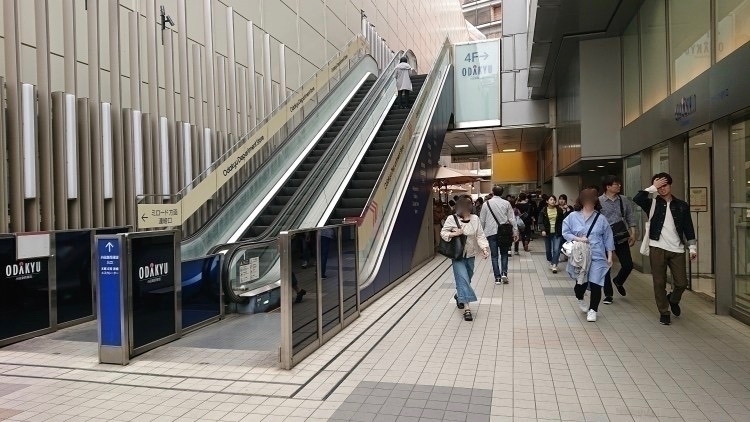 モザイク通り真ん中付近。小田急百貨店4Fにあがるエスカレータがあります。