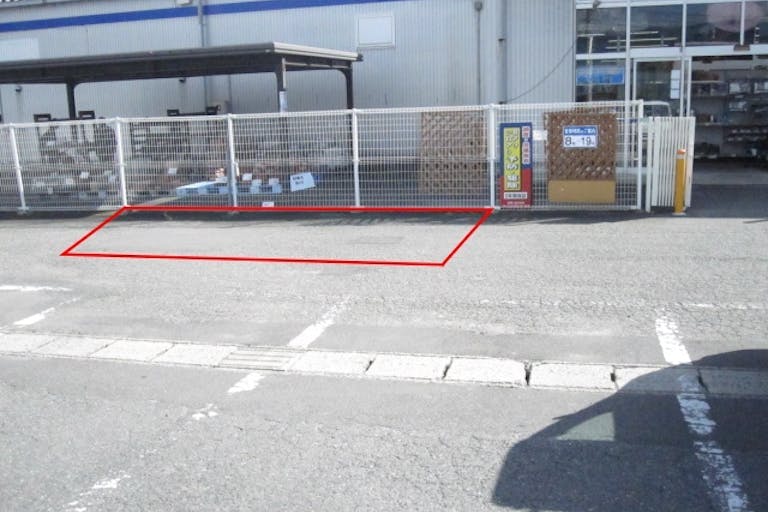 【サンデー長井店】屋外駐車場　キッチンカーの出店に最適なホームセンター内駐車場の屋外イベントスペースの画像