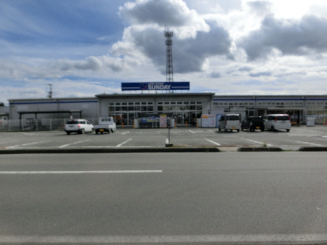 【サンデー長井店】屋外駐車場　キッチンカーの出店に最適なホームセンター内駐車場の屋外イベントスペース