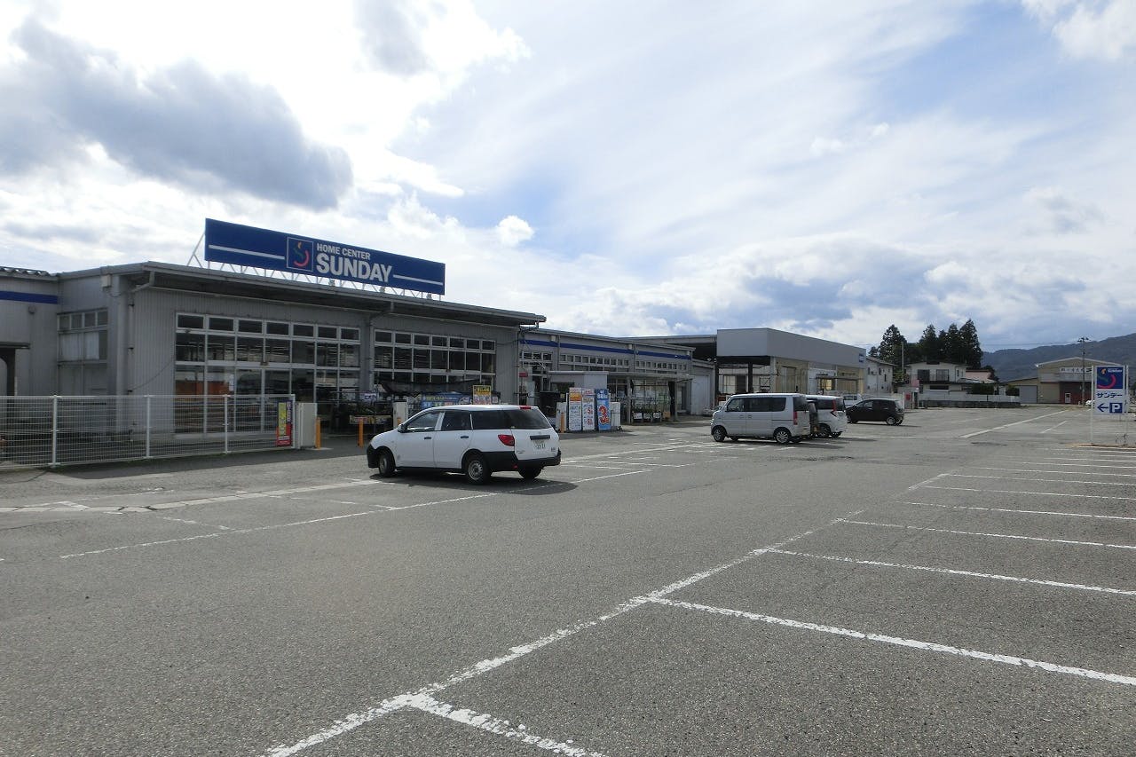 【サンデー長井店】屋外駐車場 キッチンカーの出店に最適なホームセンター内駐車場の屋外イベントスペース