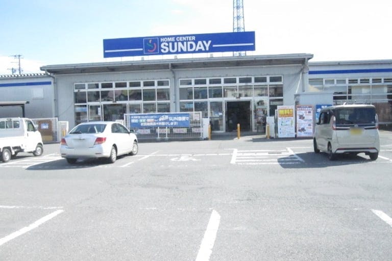 【サンデー長井店】屋外駐車場　キッチンカーの出店に最適なホームセンター内駐車場の屋外イベントスペース