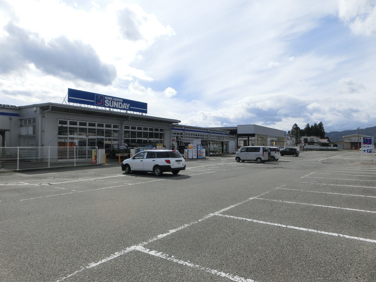 【サンデー長井店】屋外駐車場　キッチンカーの出店に最適なホームセンター内駐車場の屋外イベントスペース