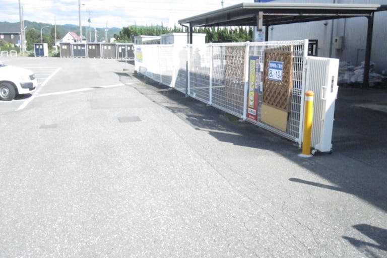 【サンデー長井店】屋外駐車場　キッチンカーの出店に最適なホームセンター内駐車場の屋外イベントスペース