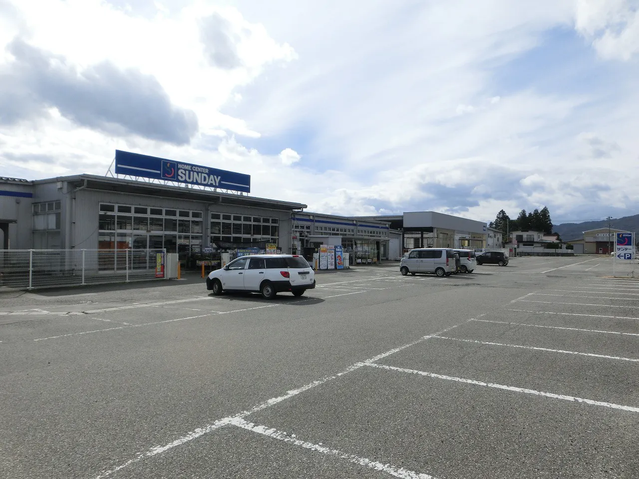 【サンデー長井店】屋外駐車場　キッチンカーの出店に最適なホームセンター内駐車場の屋外イベントスペース