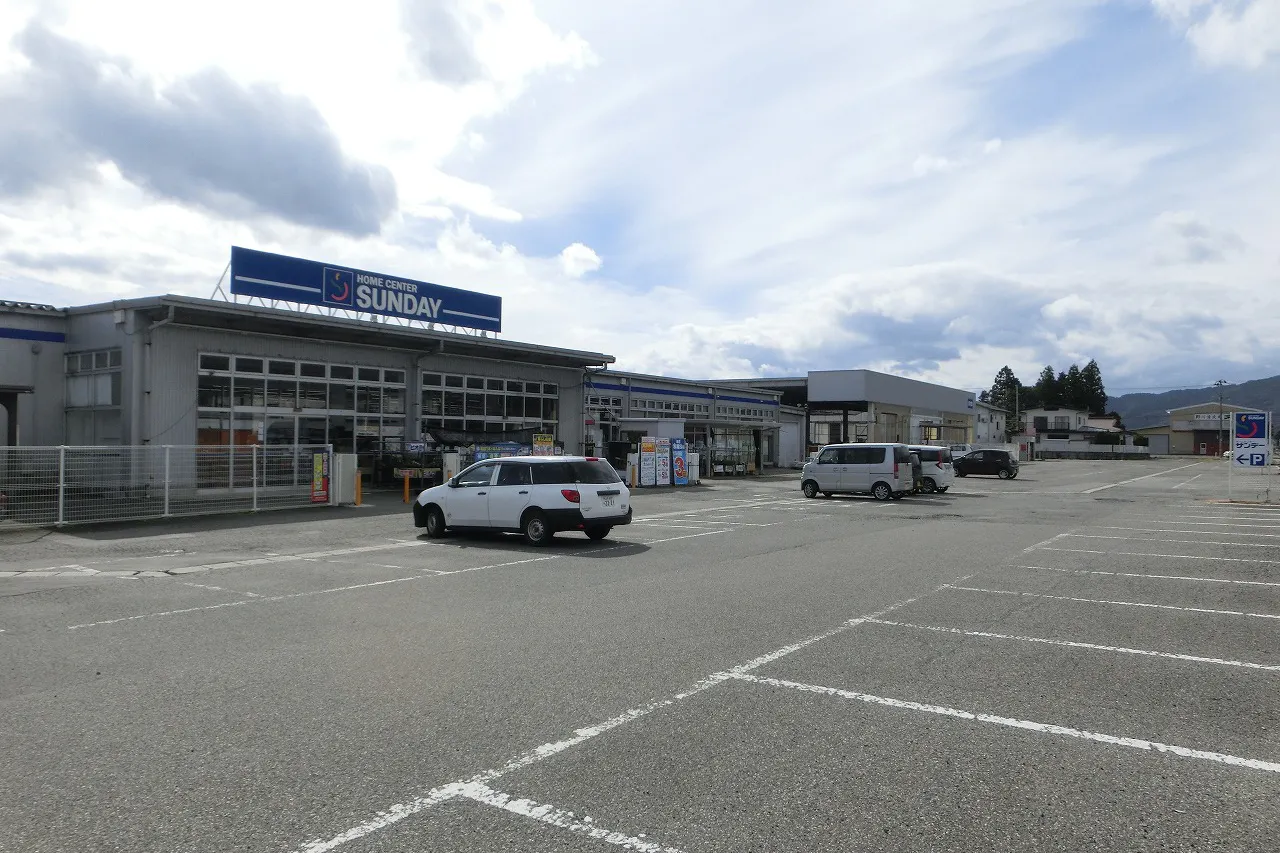 【サンデー長井店】屋外駐車場 キッチンカーの出店に最適なホームセンター内駐車場の屋外イベントスペース