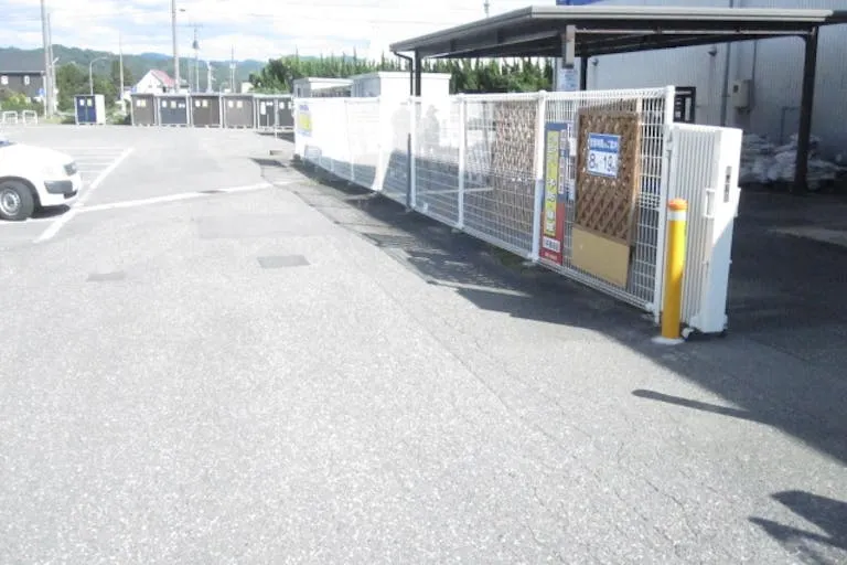 【サンデー長井店】屋外駐車場　キッチンカーの出店に最適なホームセンター内駐車場の屋外イベントスペース