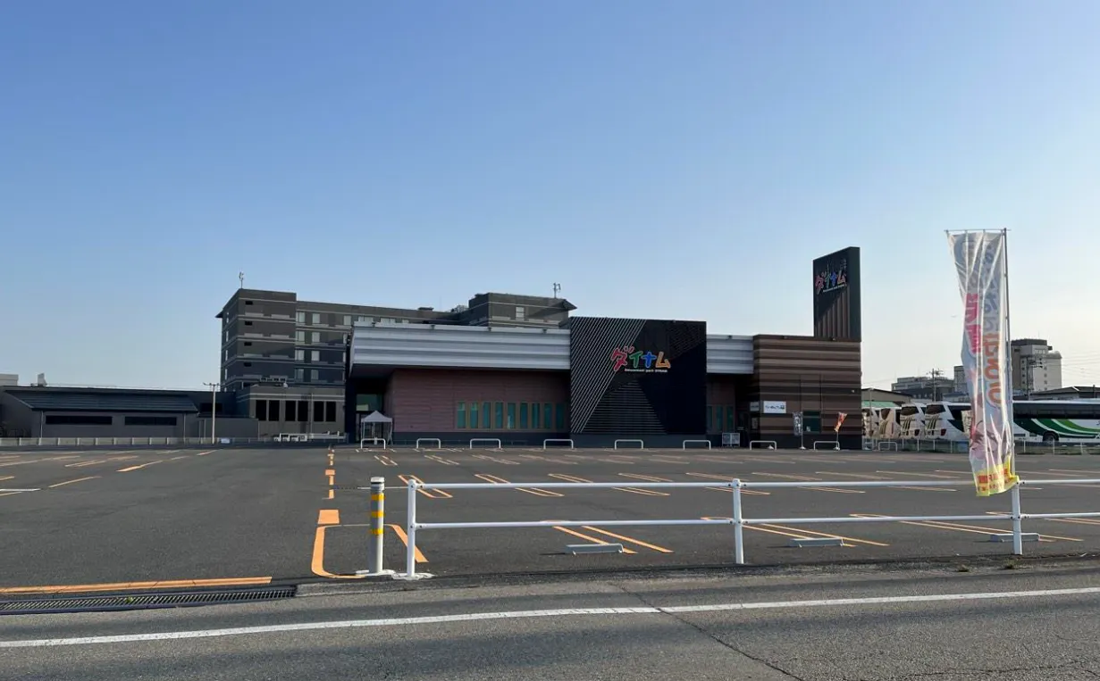 【ダイナム岐阜高山店】キッチンカーや各種プロモーションイベントでの出店に最適なアミューズメント施設のイベントスペース