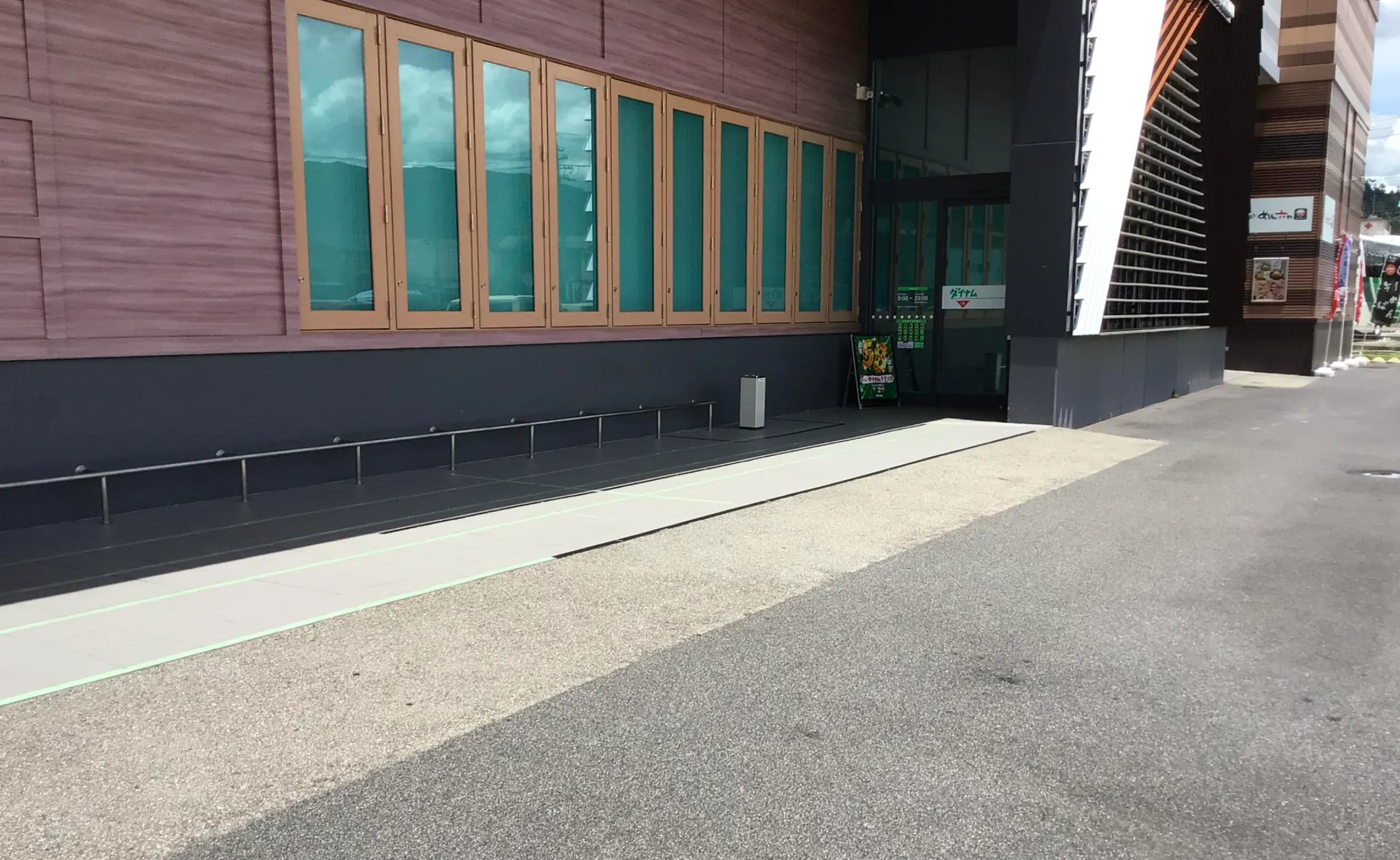 【ダイナム岐阜高山店】キッチンカーや各種プロモーションイベントでの出店に最適なアミューズメント施設のイベントスペース