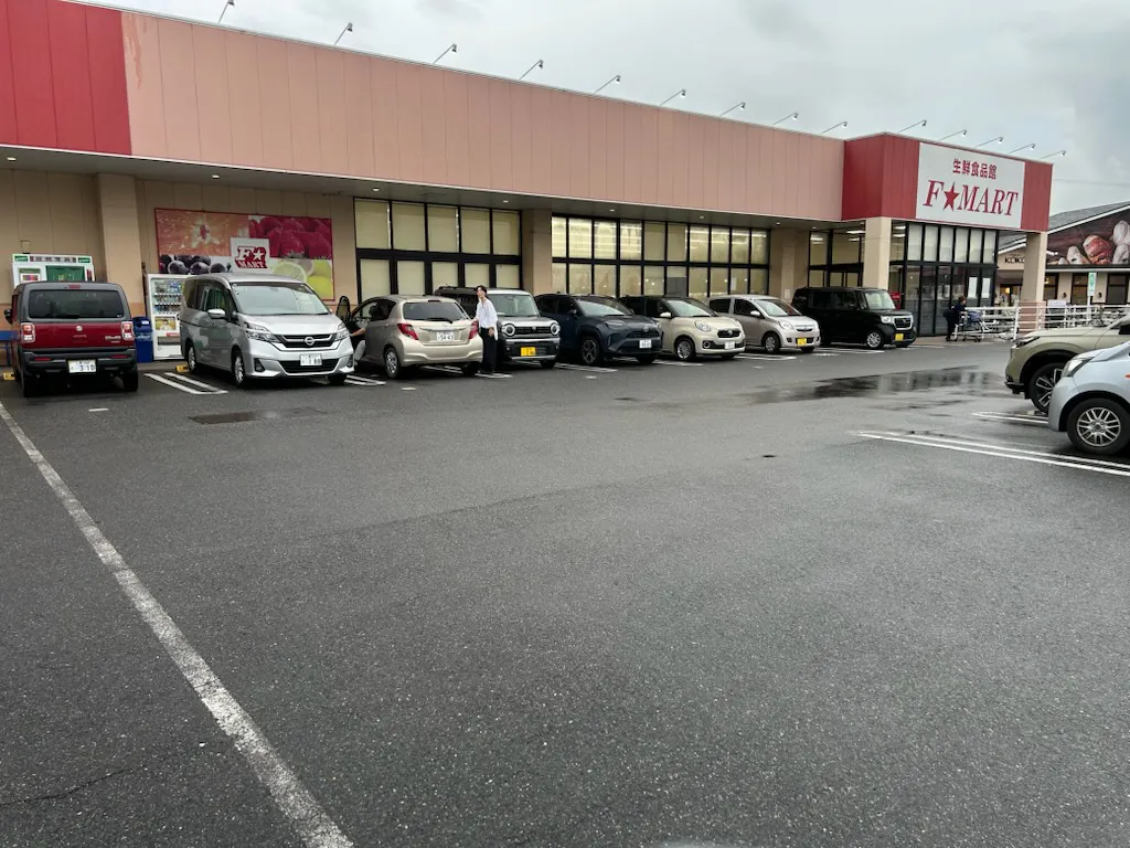 【エフマート西別所店】駐車場（証明写真機前）　販促プロモーションに最適な屋外催事イベントスペース
