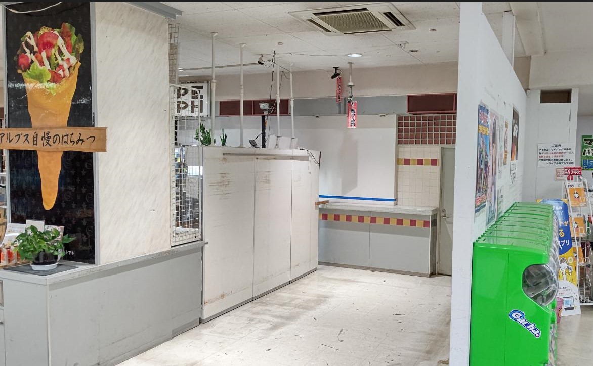 【メガセンタートライアル南アルプス店】物販やプロモーションに利用可能な地下1階レジ後方スペース