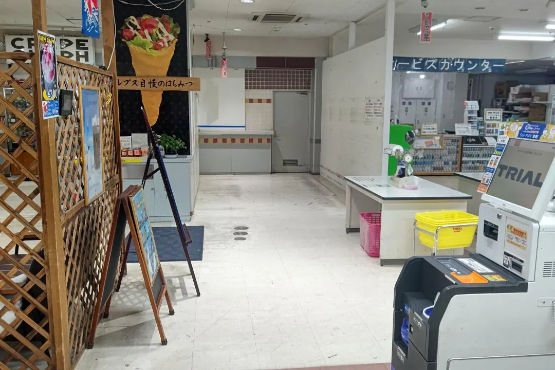 【メガセンタートライアル南アルプス店】物販やプロモーションに利用可能な地下1階レジ後方スペース