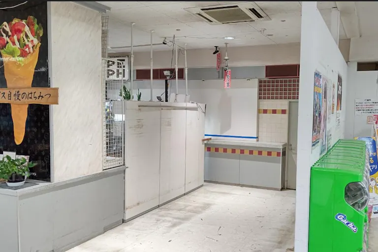【メガセンタートライアル南アルプス店】物販やプロモーションに利用可能な地下1階レジ後方スペースの画像1