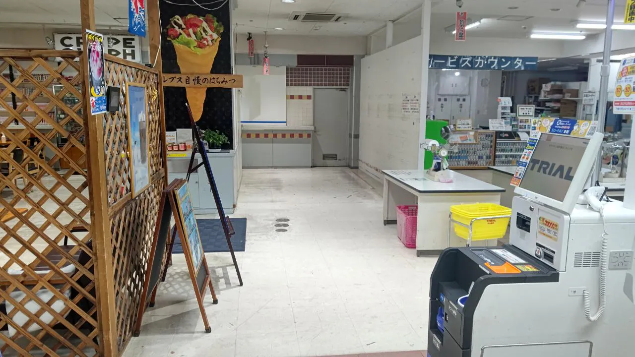 【スーパーセンタートライアル南アルプス店】物販やプロモーションに利用可能な地下1階レジ後方スペース
