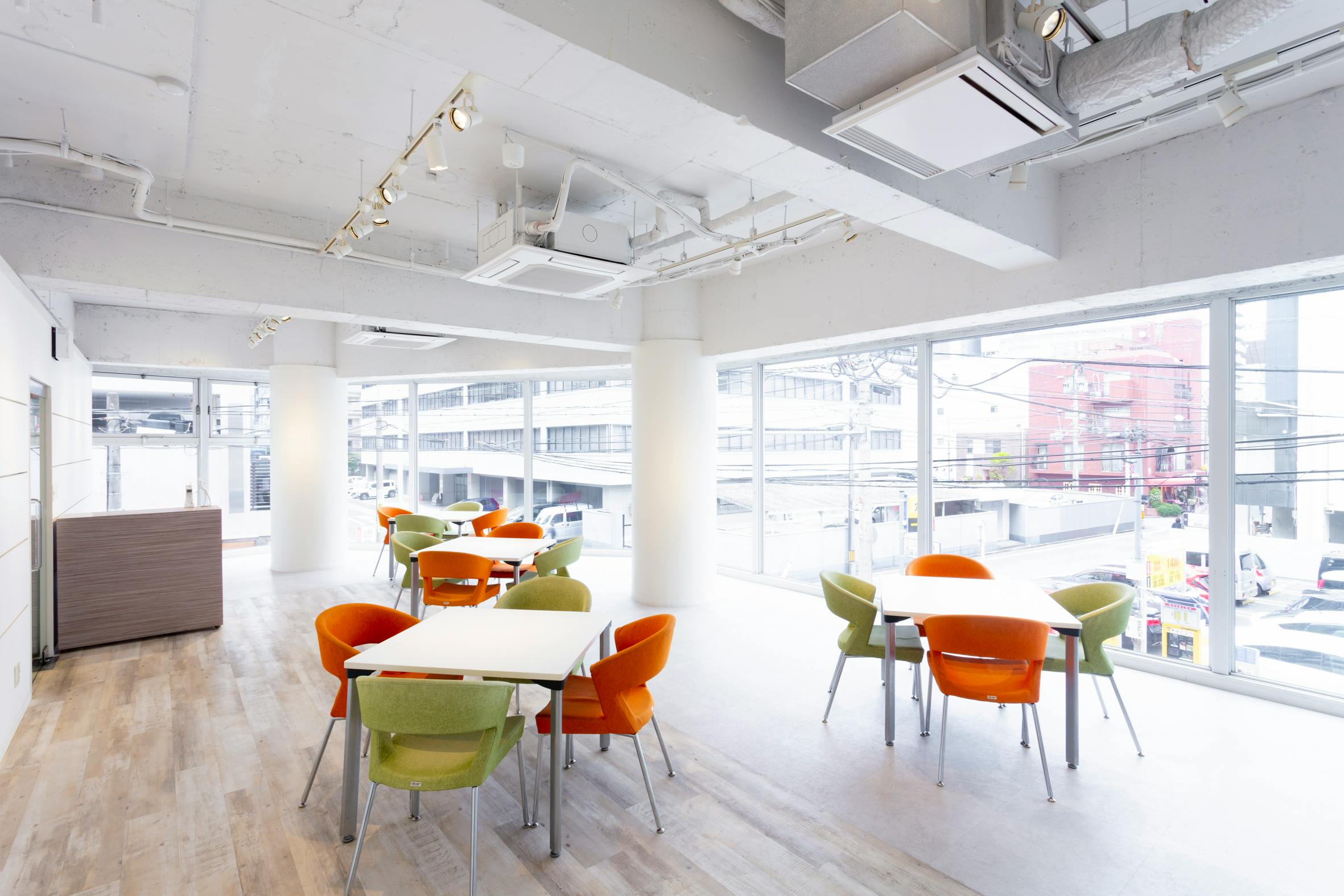 【薬院駅4分】展示会や個展に最適な薬院エリアにある清潔感あふれるレンタルスペース