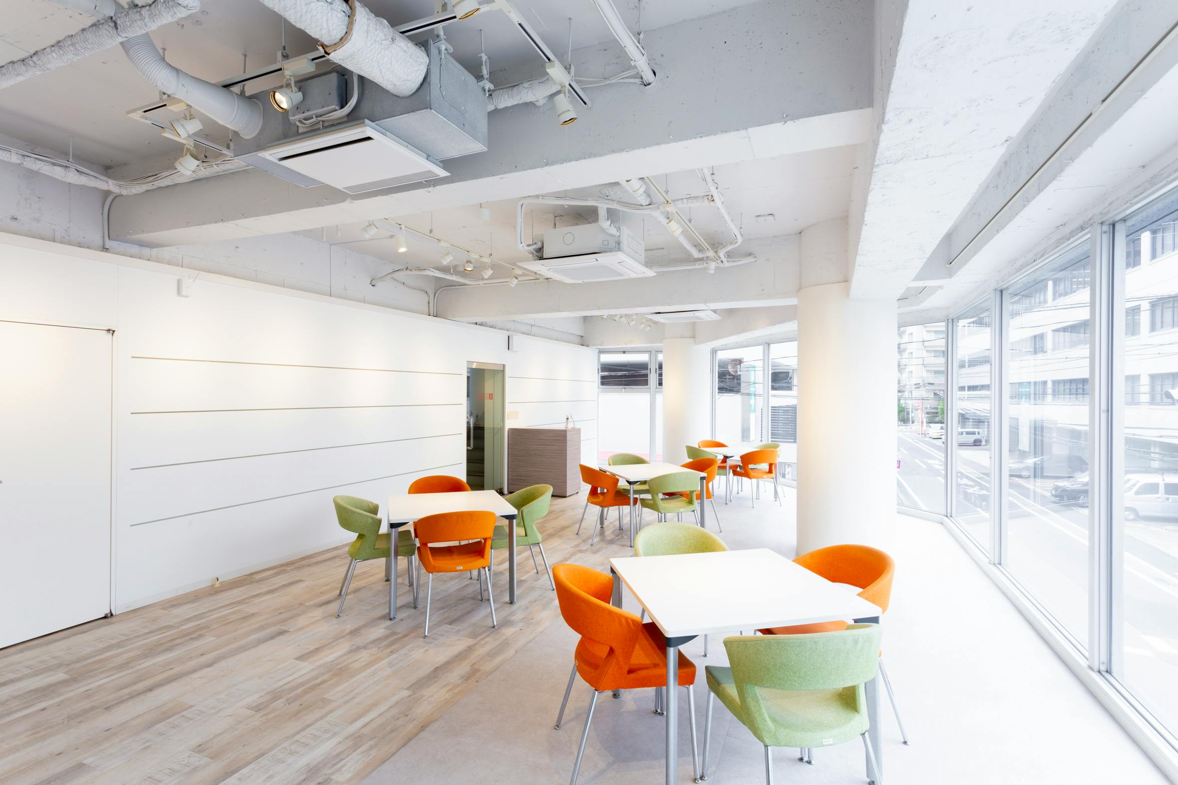 【薬院駅4分】展示会や個展に最適な薬院エリアにある清潔感あふれるレンタルスペース