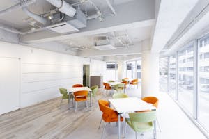 【薬院駅5分】展示会や個展に最適な薬院エリアにある清潔感あふれるレンタルスペース