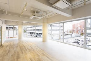 【薬院駅5分】展示会や個展に最適な薬院エリアにある清潔感あふれるレンタルスペース