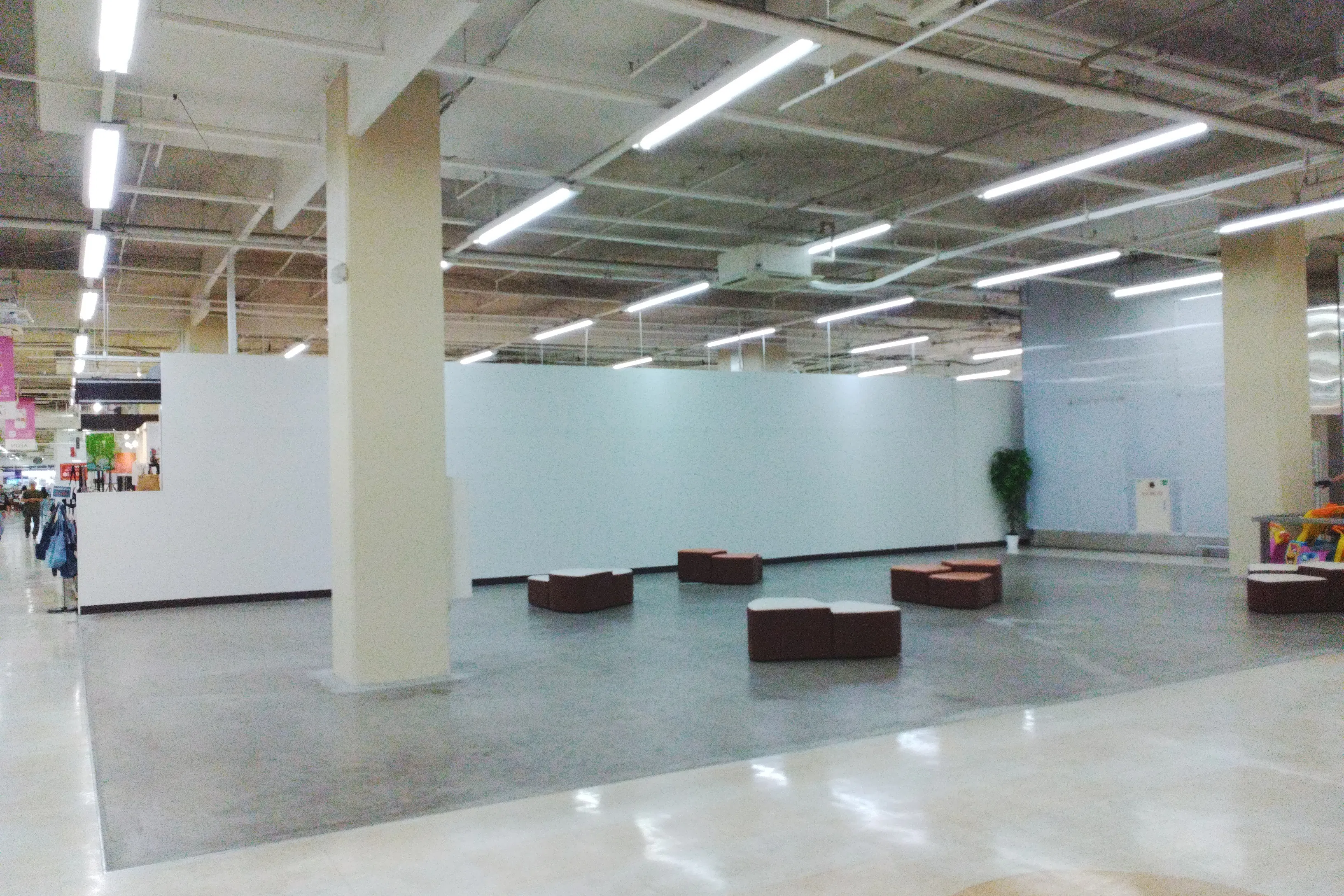 【イオン上磯店】エレベーター横特設会場