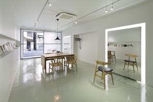 【中目黒駅7分】展示会やポップアップストアに最適な白を基調とする洗練された空間の路面スペース