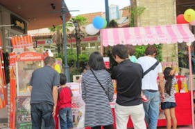 【イオンタウン周南/ウエストコート】携帯キャリアや買取、ウォーターサーバー等のプロモーションや各種物販に最適な通行量の多い大型スーパー前のイベントスペース