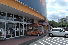 【ミスターマックス 本城店】屋上スロープ側入口 販促プロモーションや物販用途に最適な総合ディスカウントストアの催事イベントスペース