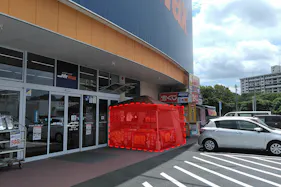 【ミスターマックス 本城店】屋上スロープ側入口 販促プロモーションや物販用途に最適な総合ディスカウントストアの催事イベントスペース