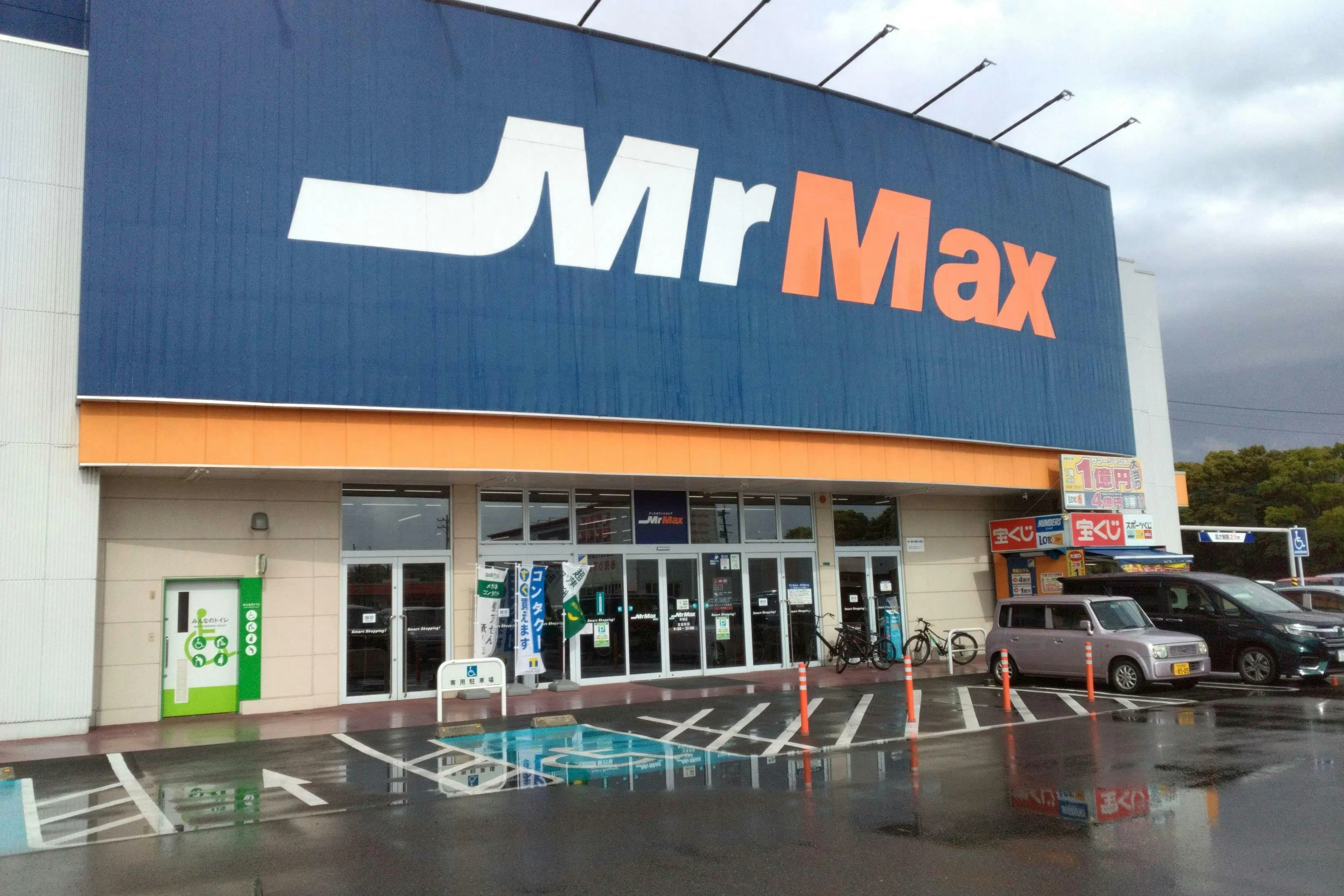 【ミスターマックス 本城店】屋上スロープ側入口 販促プロモーションや物販用途に最適な総合ディスカウントストアの催事イベントスペース