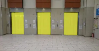 【イオンモール鶴見緑地】モール内広告 エレベーターの画像