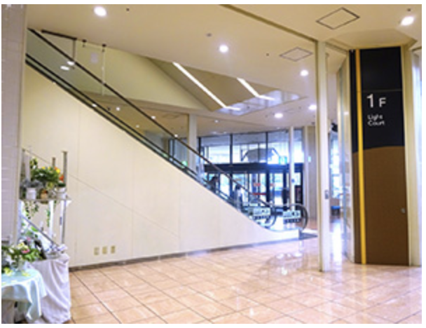 【イオンモール大和】1階ライトコートエスカレーター脇②