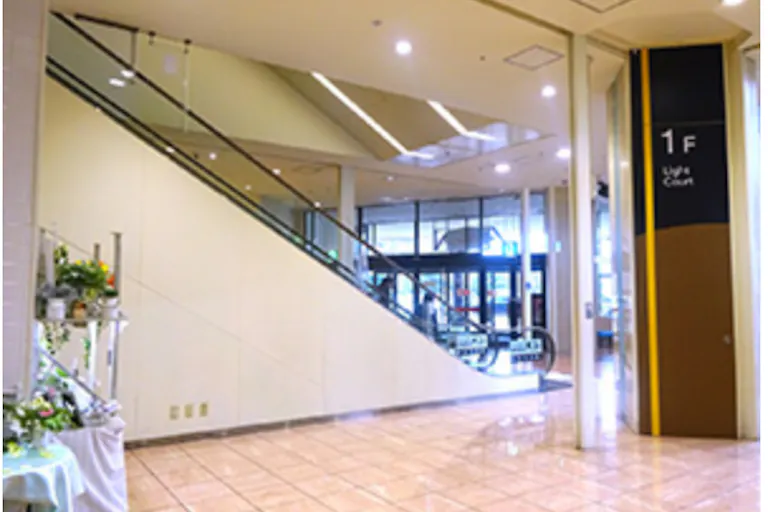 【イオンモール大和】1階ライトコートエスカレーター脇②の画像1