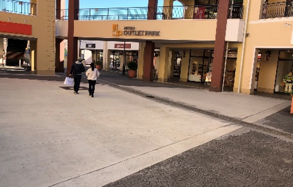 【三井アウトレットパーク 多摩南大沢】ファクトリーアウトレッツA街区1階 北側共用部スペース前