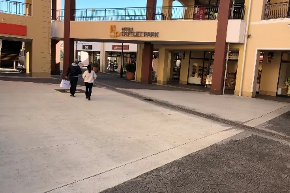 【三井アウトレットパーク 多摩南大沢】ファクトリーアウトレッツA街区1階 北側共用部スペース前