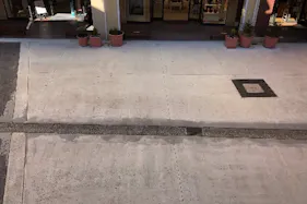 【三井アウトレットパーク 多摩南大沢】ファクトリーアウトレッツA街区1階 北側共用部スペース前