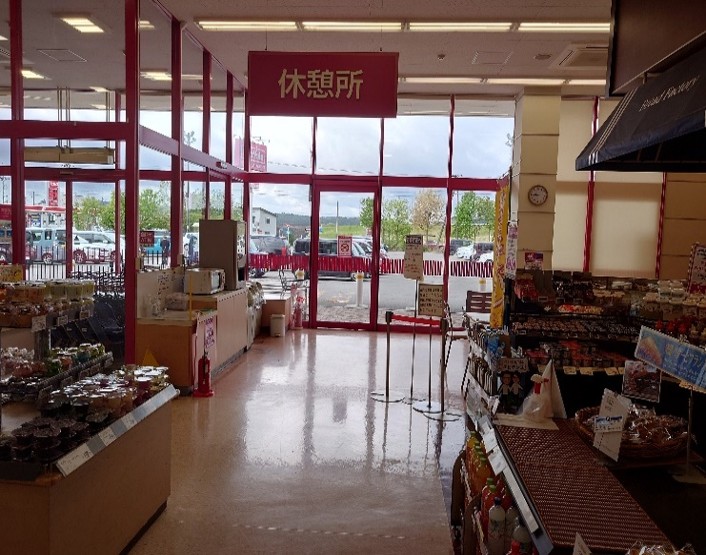 【マックスバリュ刈和野店】イートインコーナー内 販促プロモーションや物販に最適なスーパー店内催事イベントスペース