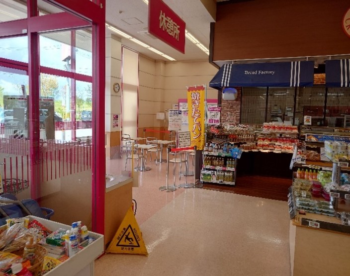 【マックスバリュ刈和野店】イートインコーナー内 販促プロモーションや物販に最適なスーパー店内催事イベントスペース