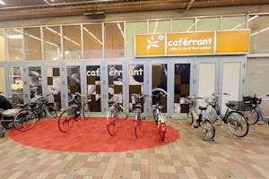 【イオン横浜新吉田店】キッチンカーでの出店に最適な施設出入口横にある軒下スペース