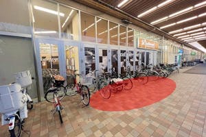 【イオン横浜新吉田店】キッチンカーでの出店に最適な施設出入口横にある軒下スペース