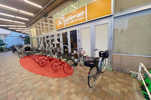 【イオン横浜新吉田店】出入口横にある軒下スペース