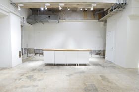 【心斎橋駅4分】大きなカウンターとフィッティングルームも兼ね備え、 控室1か所と無料備品も充実した、天高約4mある開放感あふれた空間です。