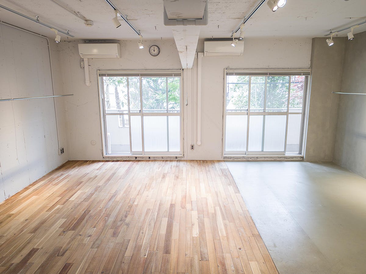 【代官山駅1分】アパレル等の展示会や販売会に適した白壁×モルタル×無垢床で温かみとクールさを兼ね備えた都会的なレンタルスペースの画像