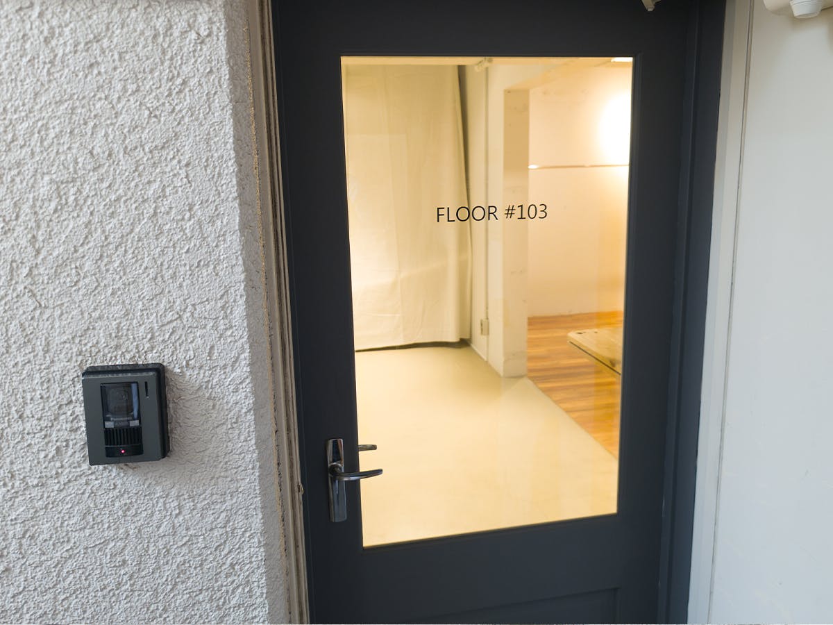 【代官山駅1分】アパレル等の展示会や販売会に適した白壁×モルタル×無垢床で温かみとクールさを兼ね備えた都会的なレンタルスペース