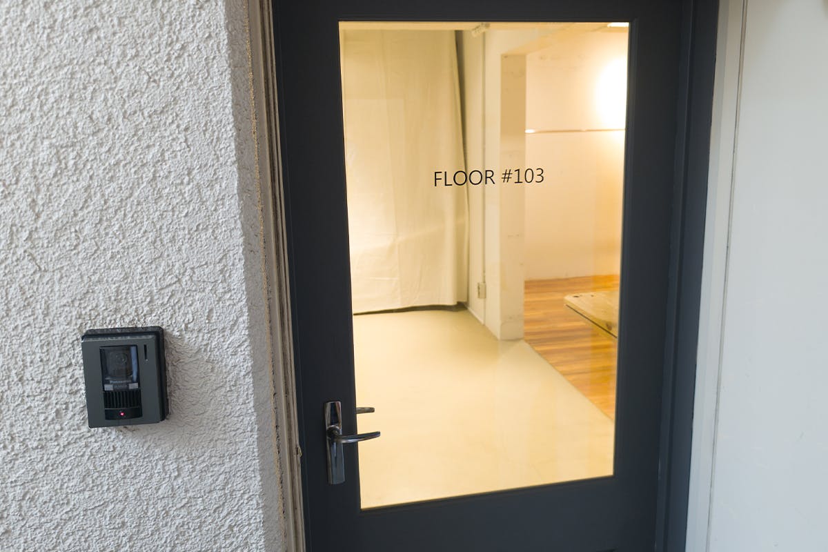 【代官山駅1分】アパレル等の展示会や販売会に適した白壁×モルタル×無垢床で温かみとクールさを兼ね備えた都会的なレンタルスペース