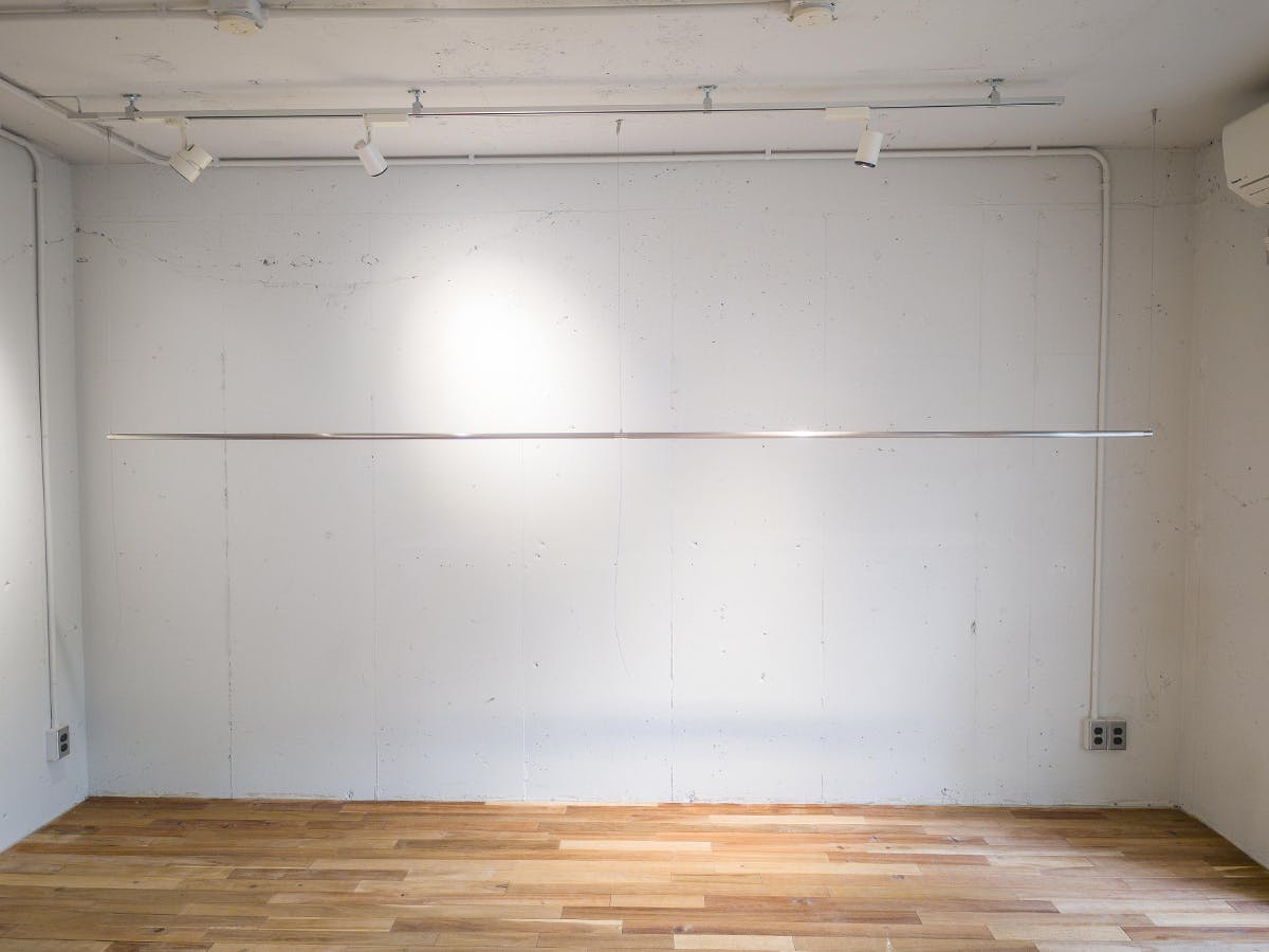【代官山駅1分】アパレル等の展示会や販売会に適した白壁×モルタル×無垢床で温かみとクールさを兼ね備えた都会的なレンタルスペース