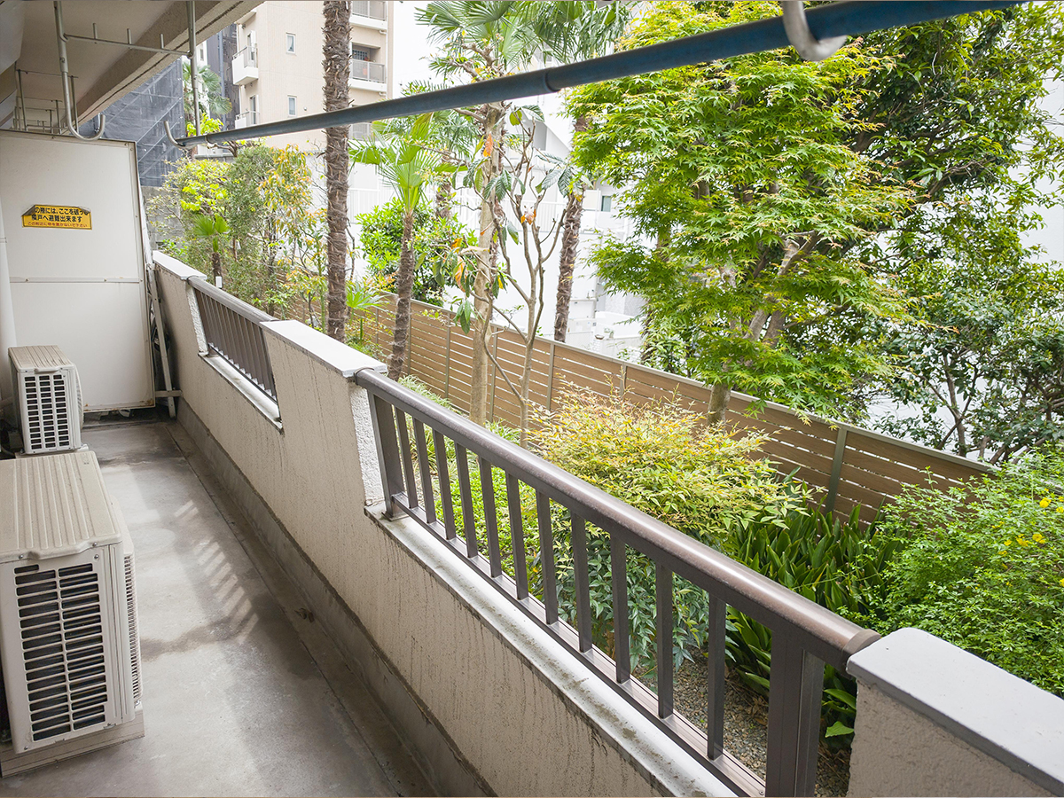 【代官山駅1分】アパレル等の展示会や販売会に適した白壁×モルタル×無垢床で温かみとクールさを兼ね備えた都会的なレンタルスペース