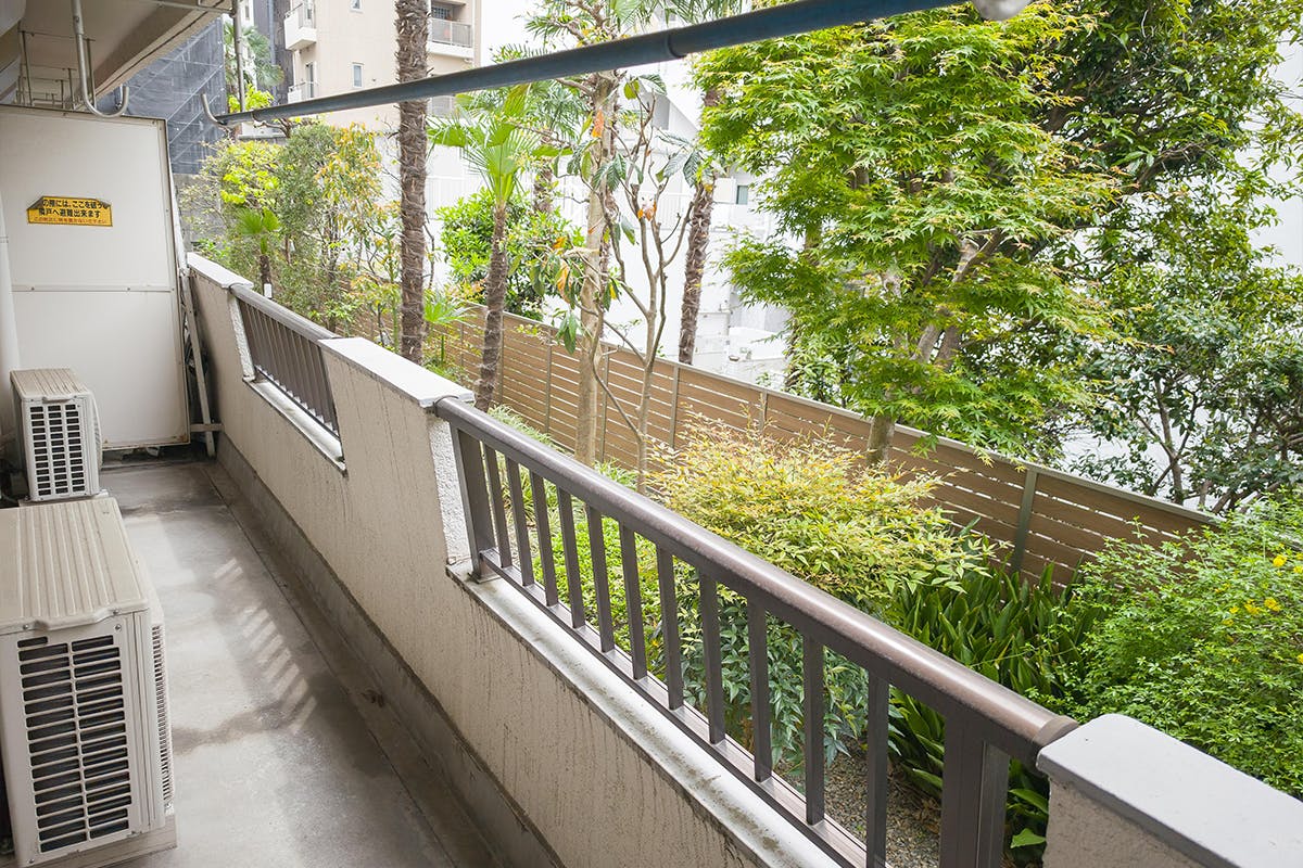 【代官山駅1分】アパレル等の展示会や販売会に適した白壁×モルタル×無垢床で温かみとクールさを兼ね備えた都会的なレンタルスペース