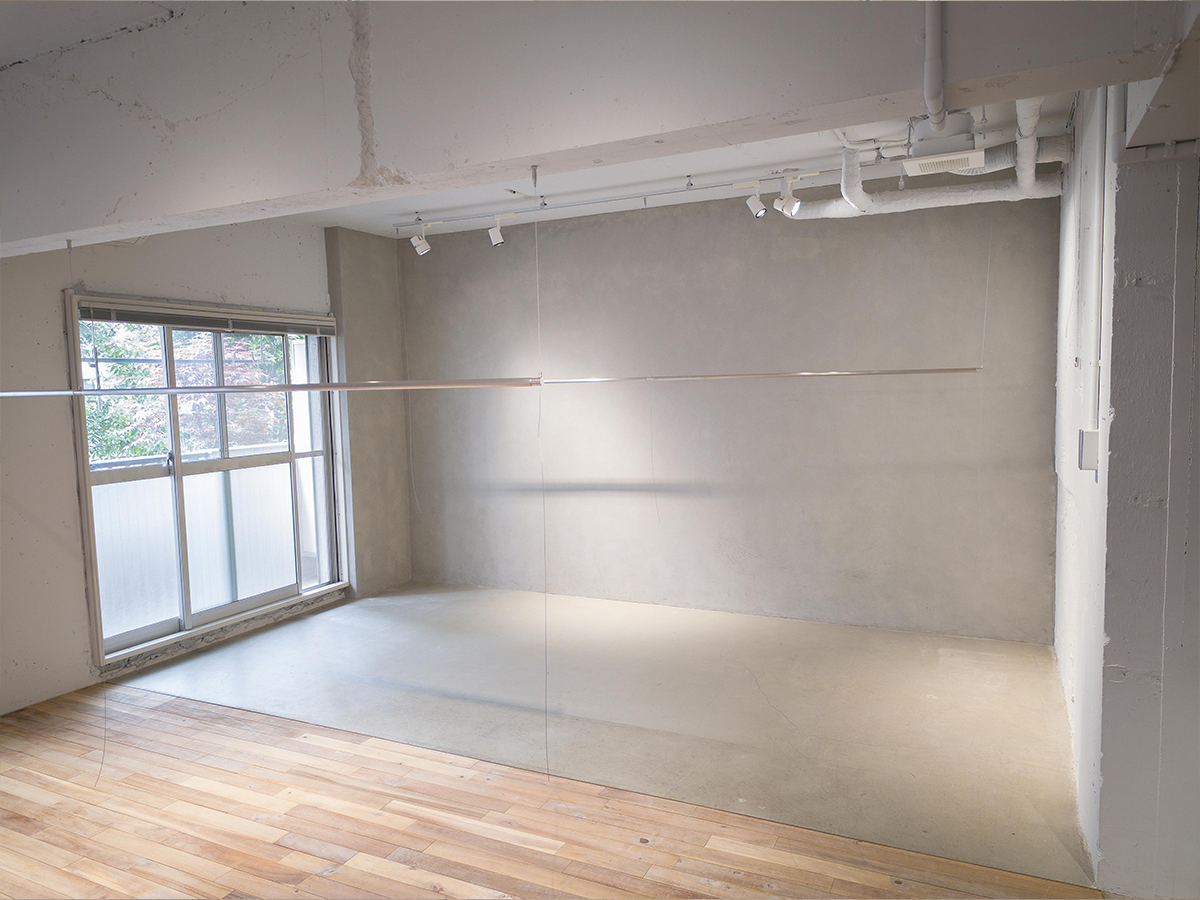 【代官山駅1分】アパレル等の展示会や販売会に適した白壁×モルタル×無垢床で温かみとクールさを兼ね備えた都会的なレンタルスペース